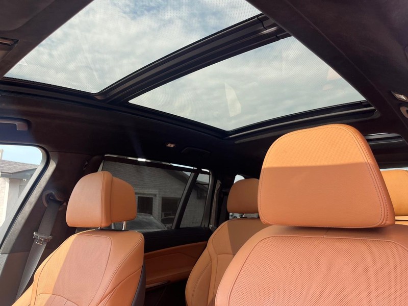 BMW X7 Vehicle Full-screen Gallery Image 28