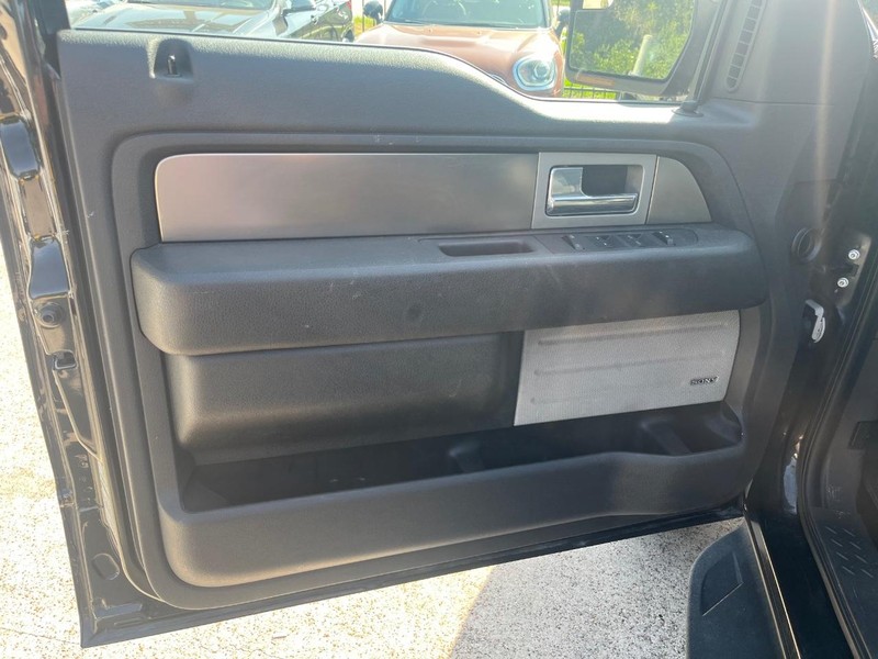 Ford F-150 Vehicle Full-screen Gallery Image 12