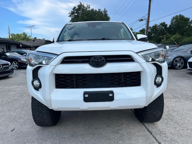 Toyota 4Runner Vehicle Full-screen Gallery Image 02