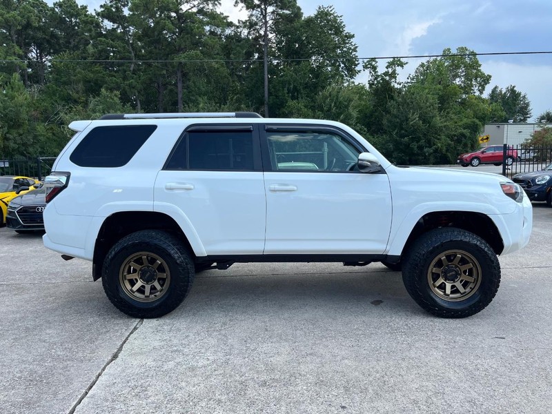 Toyota 4Runner Vehicle Full-screen Gallery Image 05
