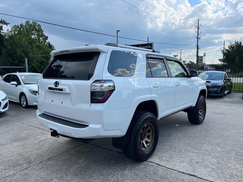 Toyota 4Runner Vehicle Full-screen Gallery Image 06