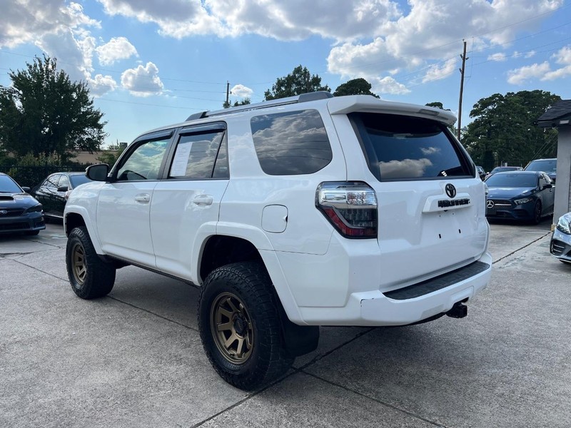 Toyota 4Runner Vehicle Full-screen Gallery Image 08