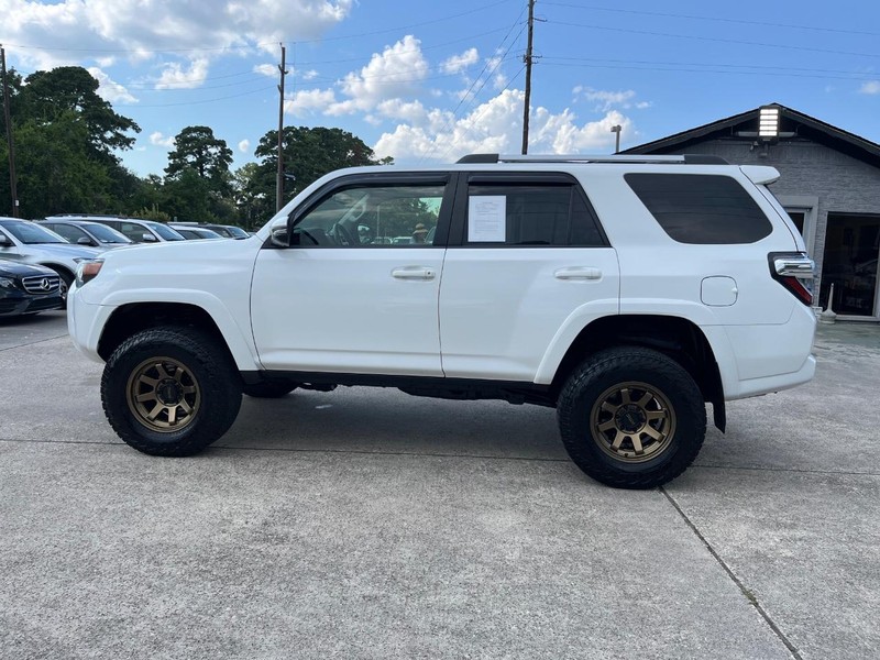 Toyota 4Runner Vehicle Full-screen Gallery Image 09