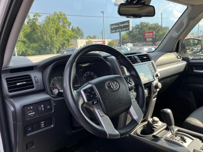 Toyota 4Runner Vehicle Full-screen Gallery Image 10