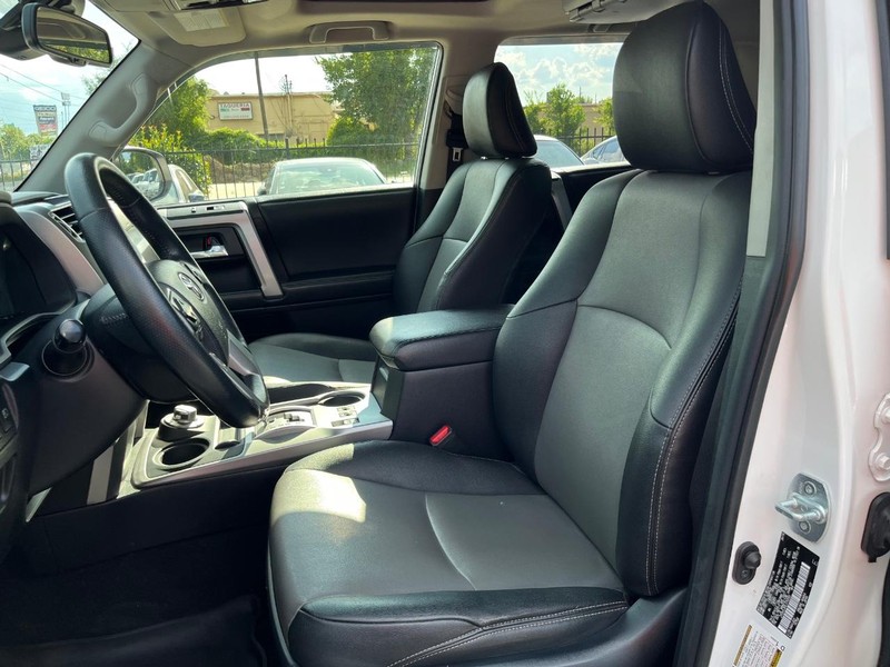 Toyota 4Runner Vehicle Full-screen Gallery Image 11