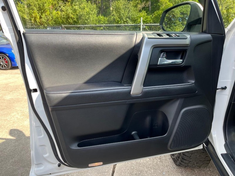 Toyota 4Runner Vehicle Full-screen Gallery Image 12