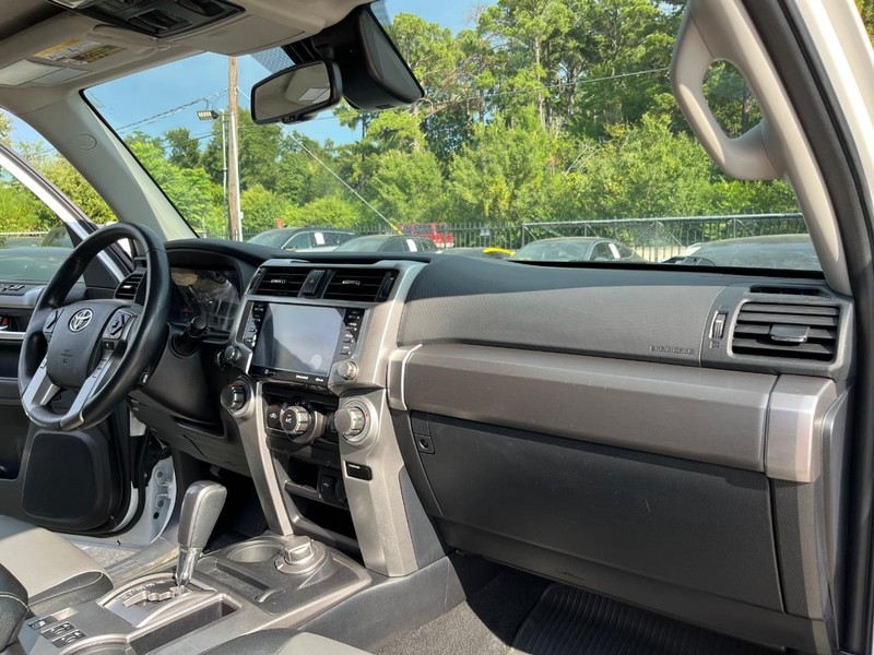 Toyota 4Runner Vehicle Full-screen Gallery Image 13