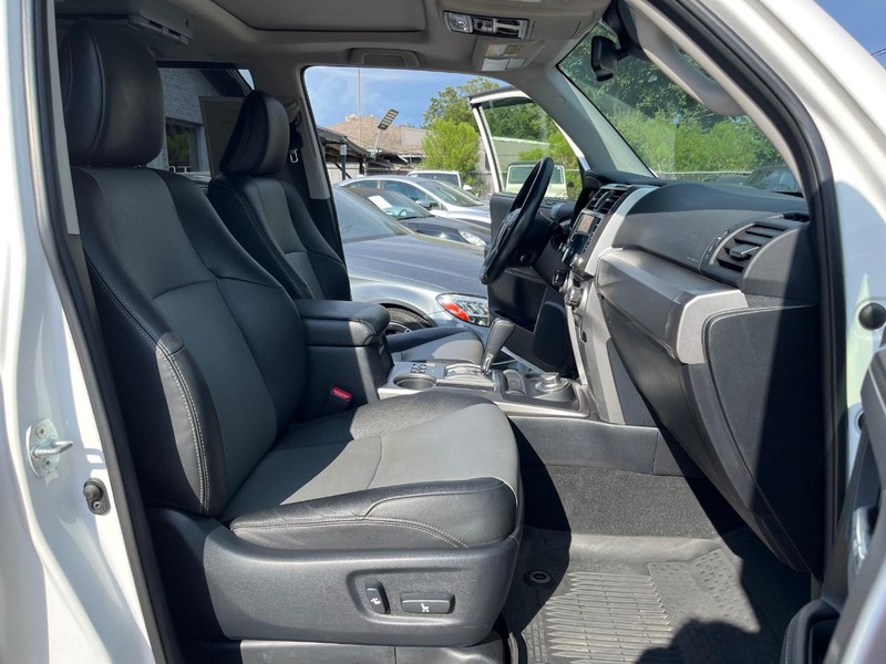 Toyota 4Runner Vehicle Full-screen Gallery Image 14