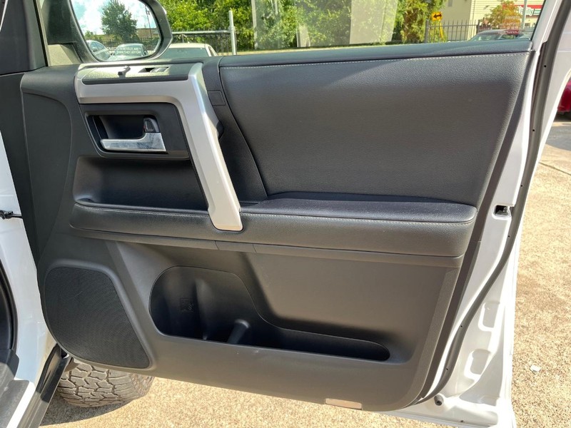 Toyota 4Runner Vehicle Full-screen Gallery Image 15