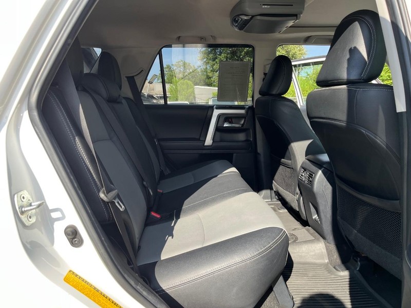 Toyota 4Runner Vehicle Full-screen Gallery Image 16