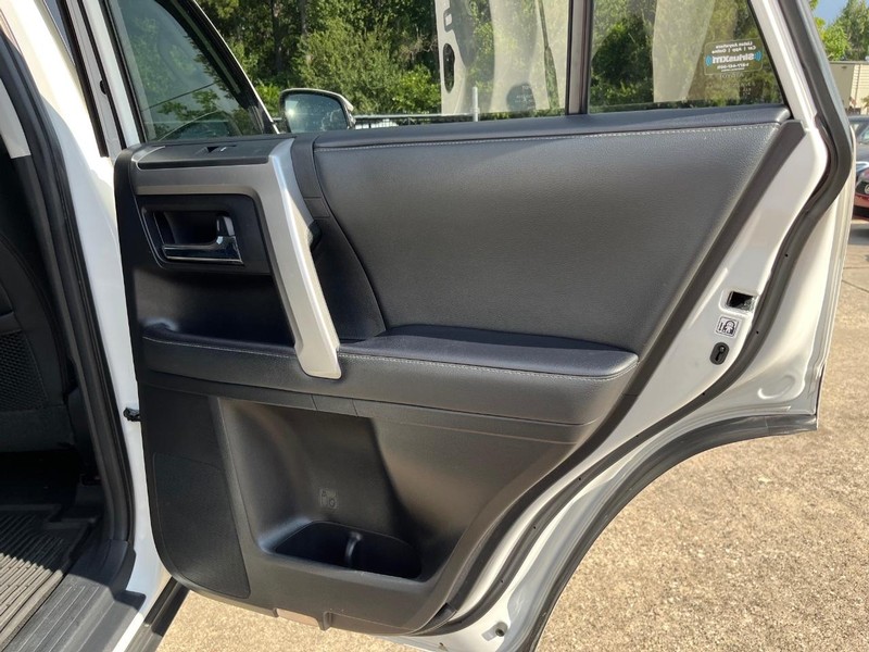 Toyota 4Runner Vehicle Full-screen Gallery Image 17