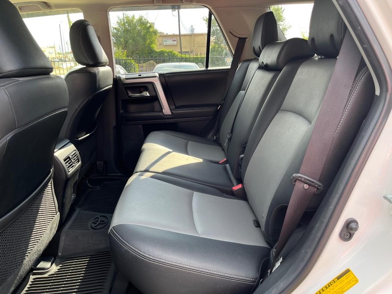 Toyota 4Runner Vehicle Full-screen Gallery Image 18