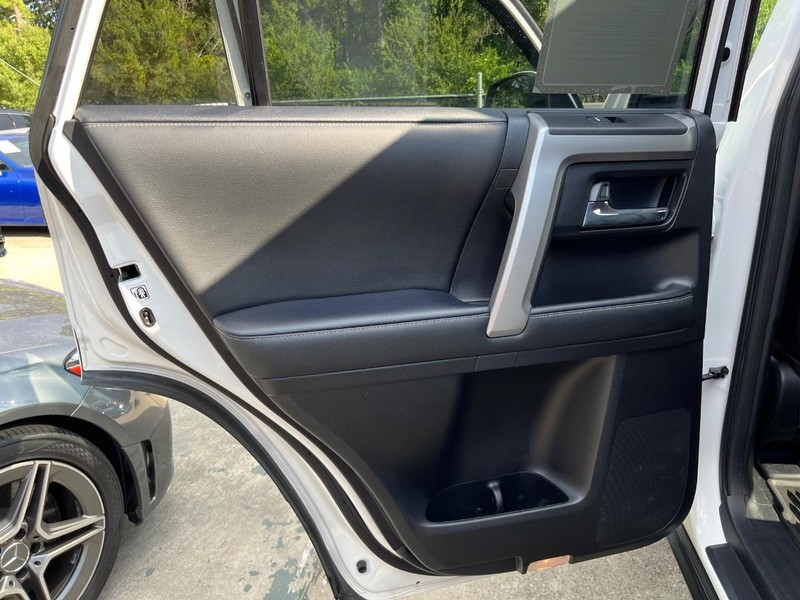 Toyota 4Runner Vehicle Full-screen Gallery Image 19