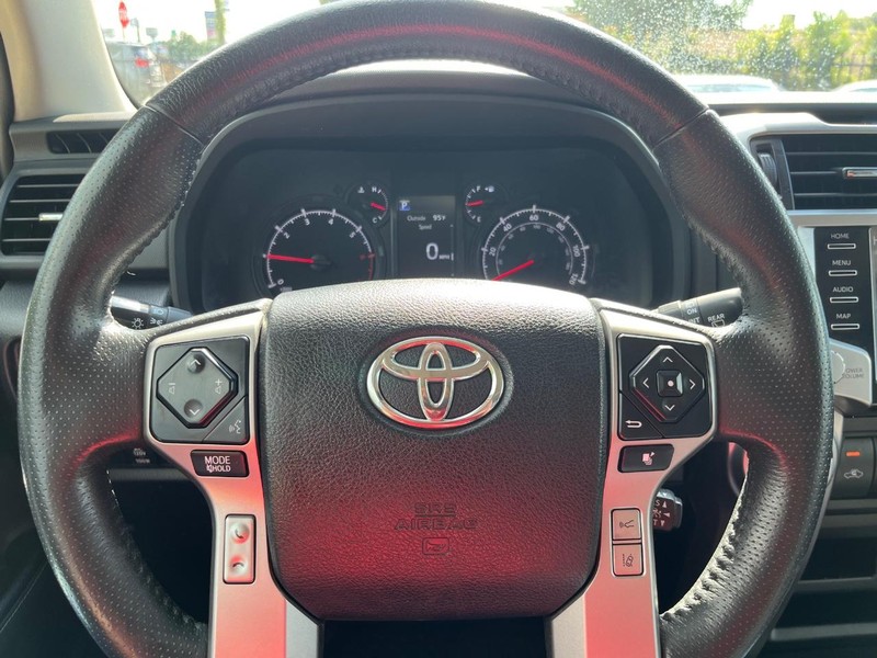 Toyota 4Runner Vehicle Full-screen Gallery Image 20