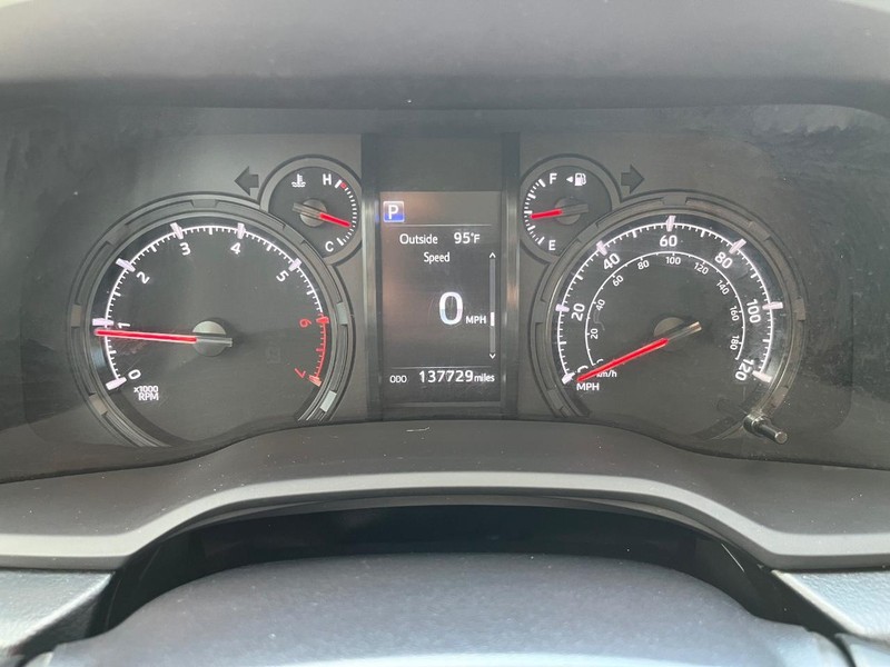 Toyota 4Runner Vehicle Full-screen Gallery Image 21