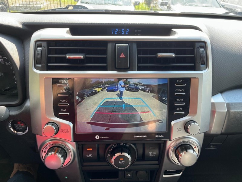 Toyota 4Runner Vehicle Full-screen Gallery Image 22