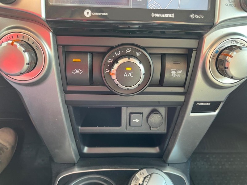 Toyota 4Runner Vehicle Full-screen Gallery Image 24
