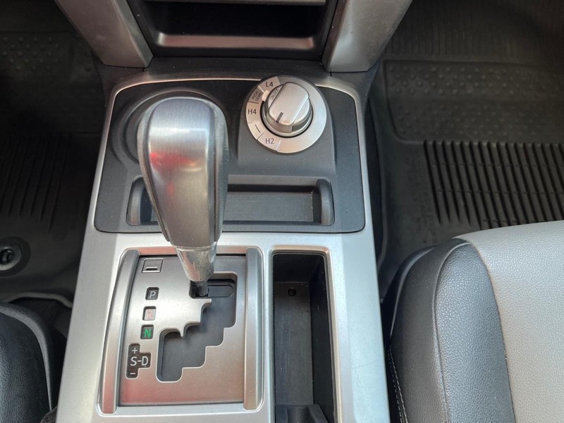 Toyota 4Runner Vehicle Full-screen Gallery Image 25