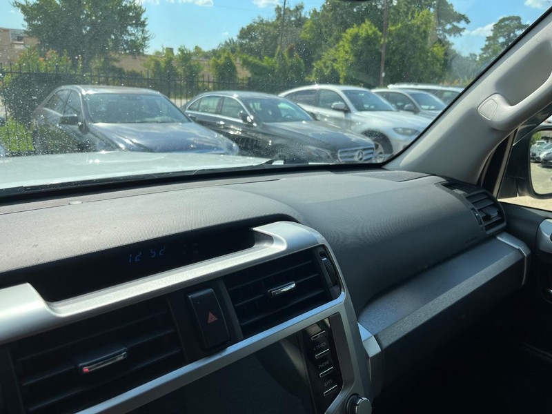 Toyota 4Runner Vehicle Full-screen Gallery Image 26