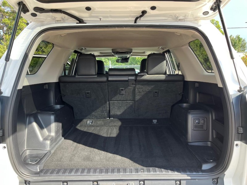 Toyota 4Runner Vehicle Full-screen Gallery Image 28