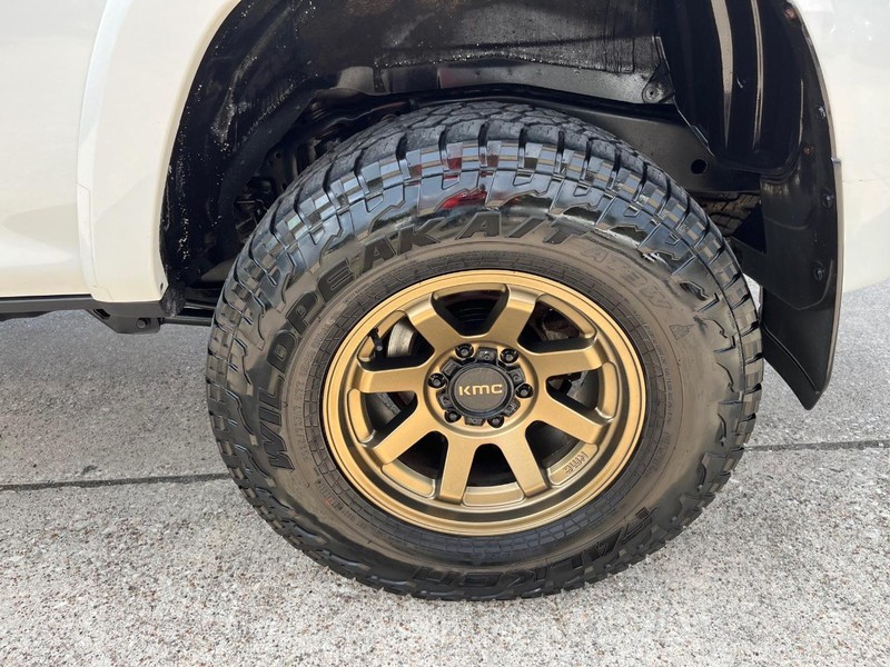 Toyota 4Runner Vehicle Full-screen Gallery Image 29