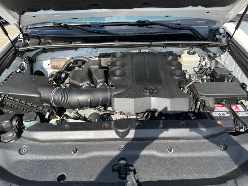 Toyota 4Runner Vehicle Full-screen Gallery Image 30