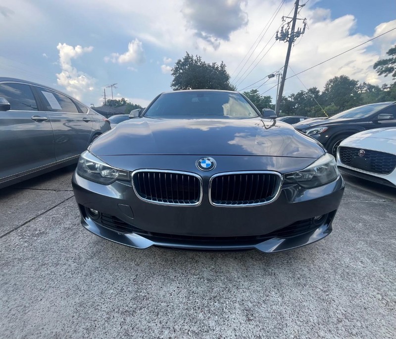 BMW 328i Vehicle Full-screen Gallery Image 02