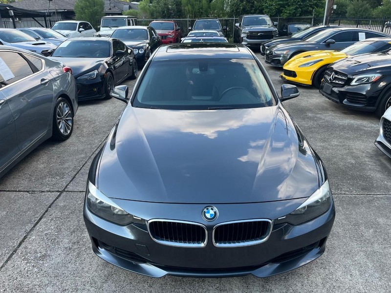 BMW 328i Vehicle Full-screen Gallery Image 03