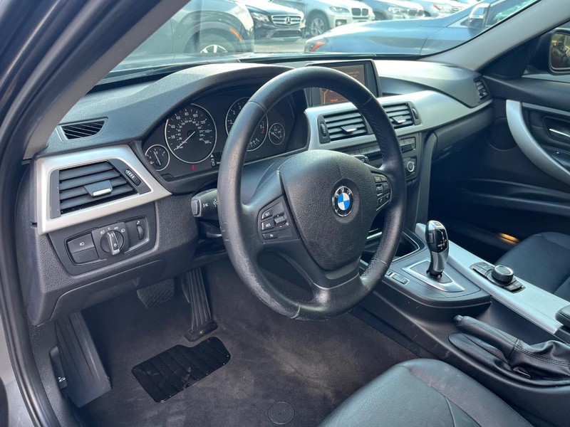 BMW 328i Vehicle Full-screen Gallery Image 05