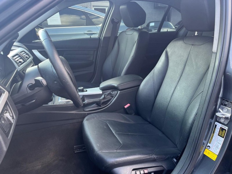 BMW 328i Vehicle Full-screen Gallery Image 06