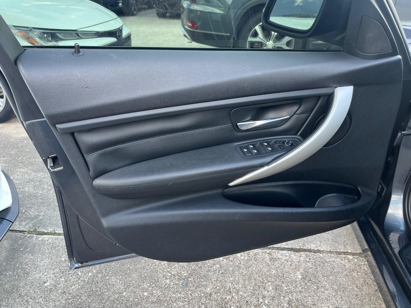 BMW 328i Vehicle Full-screen Gallery Image 07