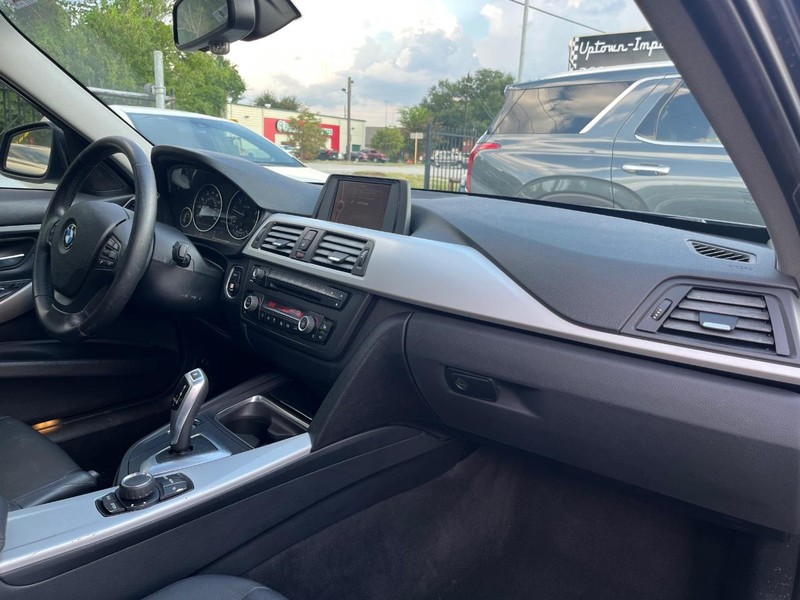 BMW 328i Vehicle Full-screen Gallery Image 08