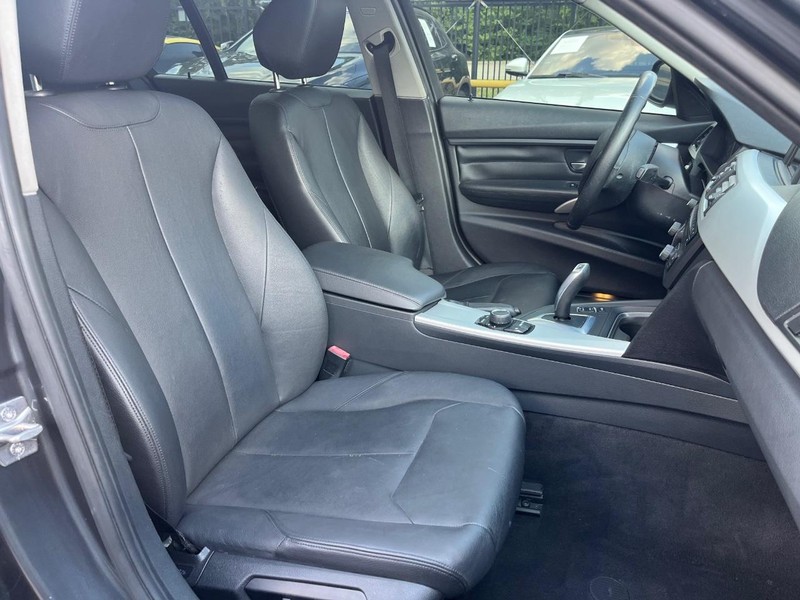 BMW 328i Vehicle Full-screen Gallery Image 09