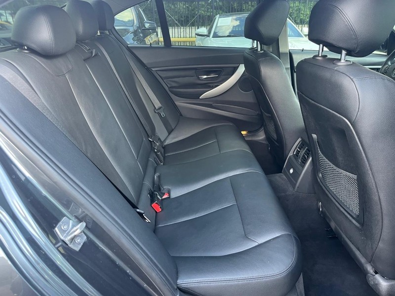 BMW 328i Vehicle Full-screen Gallery Image 10