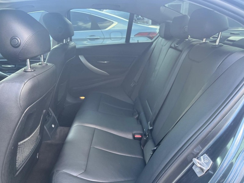 BMW 328i Vehicle Full-screen Gallery Image 12