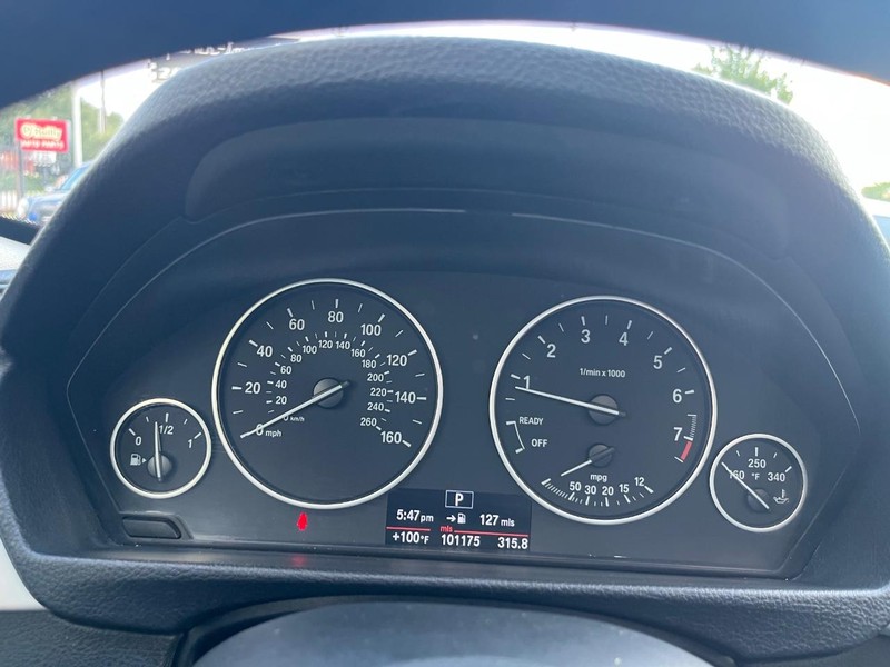 BMW 328i Vehicle Full-screen Gallery Image 14