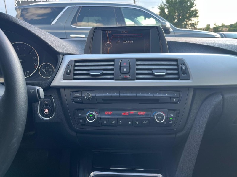 BMW 328i Vehicle Full-screen Gallery Image 15