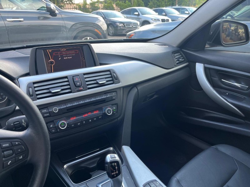 BMW 328i Vehicle Full-screen Gallery Image 16