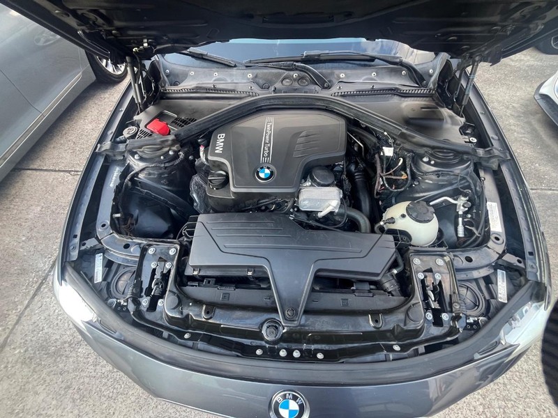 BMW 328i Vehicle Full-screen Gallery Image 17
