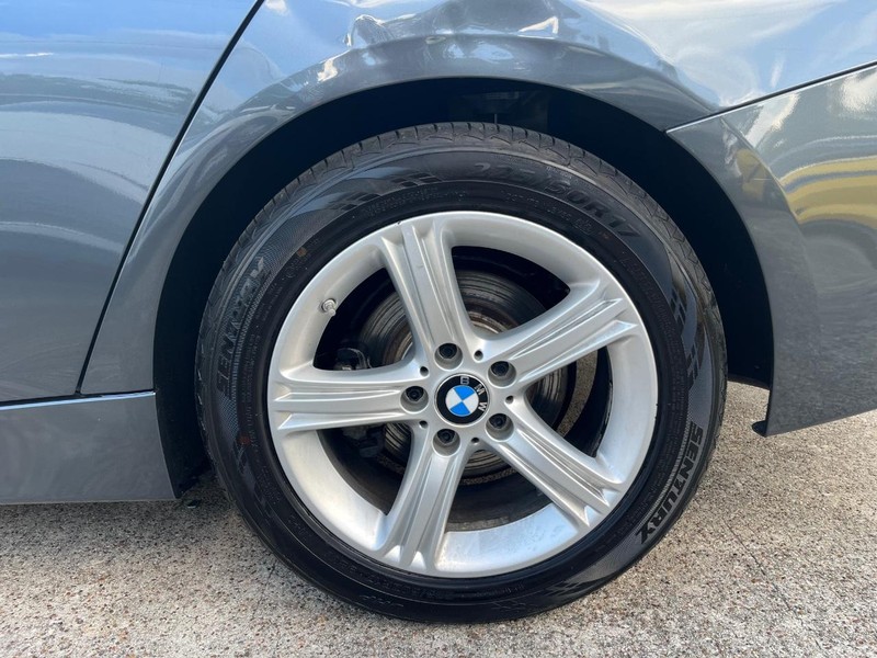 BMW 328i Vehicle Full-screen Gallery Image 18