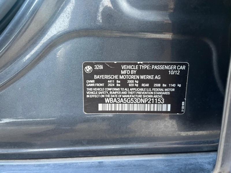 BMW 328i Vehicle Full-screen Gallery Image 19