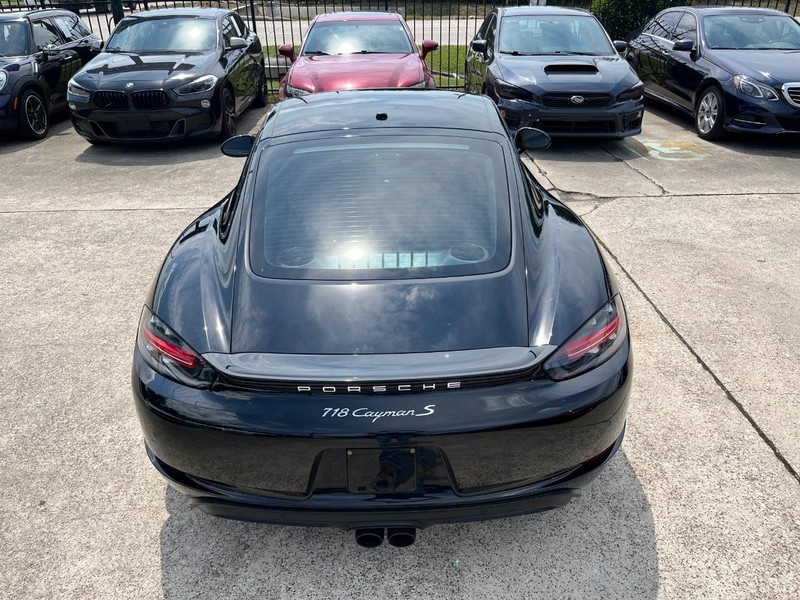 Porsche 718 Cayman Vehicle Full-screen Gallery Image 08