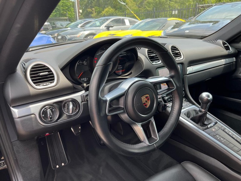 Porsche 718 Cayman Vehicle Full-screen Gallery Image 11