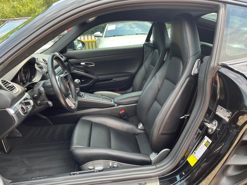 Porsche 718 Cayman Vehicle Full-screen Gallery Image 12