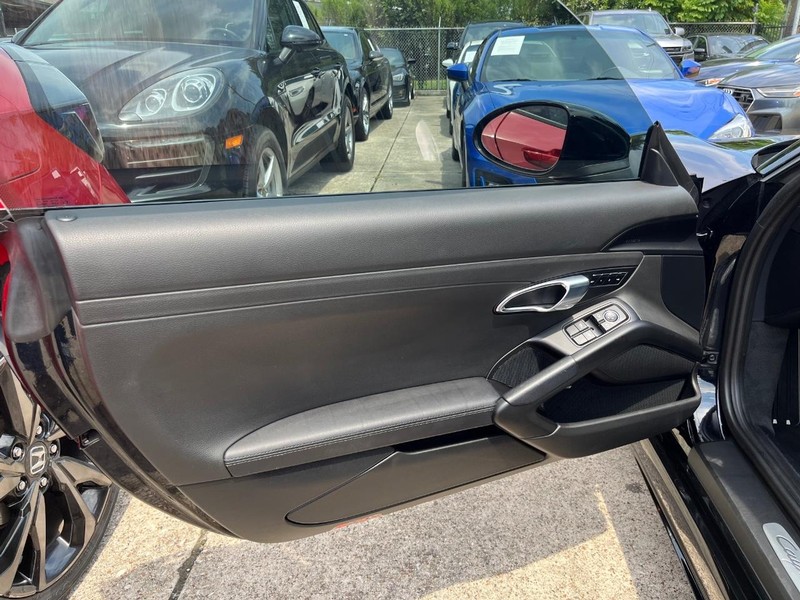 Porsche 718 Cayman Vehicle Full-screen Gallery Image 13