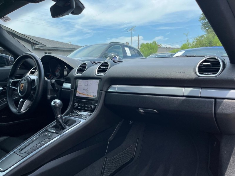 Porsche 718 Cayman Vehicle Full-screen Gallery Image 14