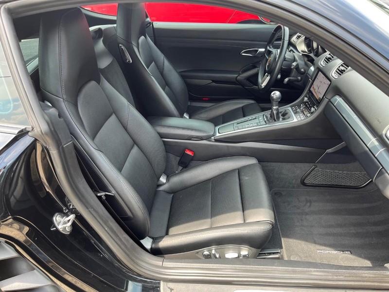 Porsche 718 Cayman Vehicle Full-screen Gallery Image 15