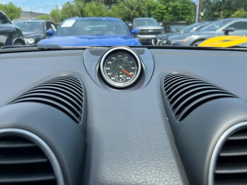 Porsche 718 Cayman Vehicle Full-screen Gallery Image 19