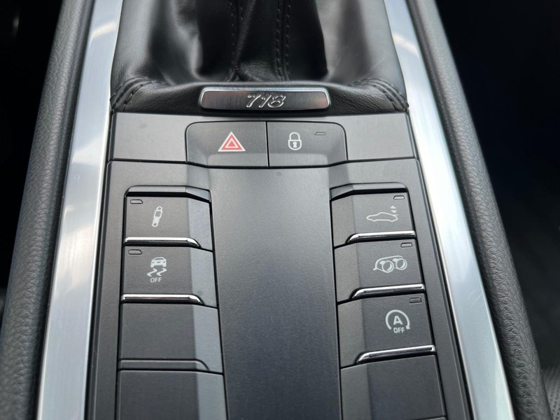 Porsche 718 Cayman Vehicle Full-screen Gallery Image 23