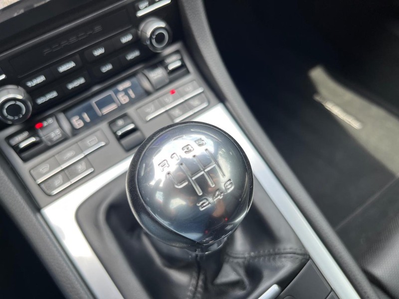 Porsche 718 Cayman Vehicle Full-screen Gallery Image 24